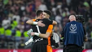 Abrazo cómplice de Joan Garcia y Unai Simón