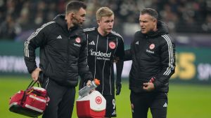 ¡Alivio para el Barça! El goleador del Eintracht se lesiona