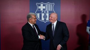 Andrés Iniesta y John Hoffman, invitados de lujo en el palco