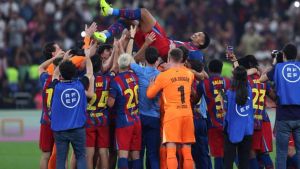 Araujo volvió a lo grande: acabó manteado por sus compañeros y levantó la copa