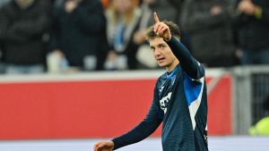 Asllani, vinculado al Barça, disfrutó en la grada de Cornellà-El Prat