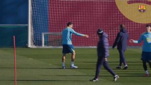 Cancelo pasa por el túnel en su regreso al trabajo con el Barça