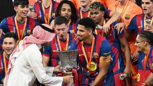 ”Cariñoso” insulto de Florentino a Lewandowski y Laporta se declara a Araujo