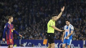 ¿Cómo mediatiza el fútbol que los árbitros lleven un micrófono?