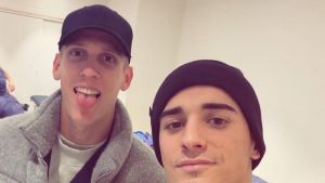 Dani Olmo, con cabestrillo para protegerse el hombro