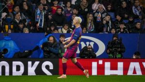 Dani Olmo volvió a tiempo para romper el muro del Espanyol con un golazo