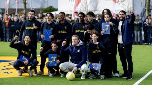 De Jong inaugura su propia Cruyff Court en Gorinchem