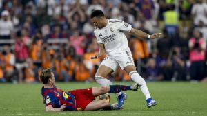 De Jong no jugará el partido de Copa ante el Racing por sanción