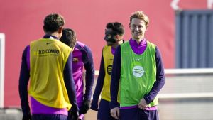 De Jong vuelve con el grupo y Araujo sigue indispuesto