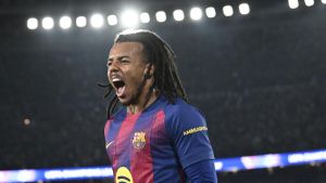 ¡Doblete de Koundé en tres minutos para remontar el gol del Eintracht!