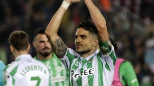 El árbitro del Betis-Barça: ”Bartra se está tirando con el brazo para arriba”
