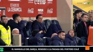 El banquillo del Barça alucinó con las paradas de Joan Garcia en Villarreal