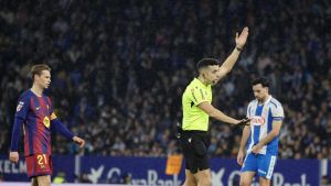 El didáctico arbitraje de García Verdura en el derbi: ”Más como tú”, le dice uno de los jugadores