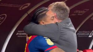 El emotivo abrazo de Raphinha y Flick, símbolo de una conexión especial