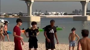 El regalo navideño de Lamine Yamal: partidillo en la playa con niños en Dubai