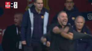 Flick se desahoga con un doble corte de mangas