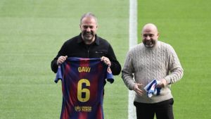 Gavi se ”cuela” en el cordial encuentro entre Manolo y Flick