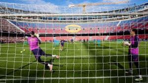 Joan Garcia trains with the group at the Spotify Camp Nou!