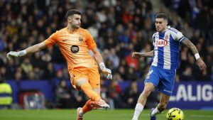 Joan Garcia ni se inmuta por los pitos y se luce con un triple paradón