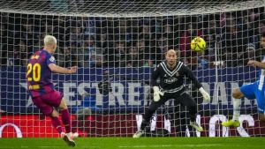 Joan Garcia, que lo para todo, y Fermín guían al Barça hacia el triunfo en el derbi