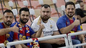 Julio Salinas denuncia el veto en Arabia Saudía a las cruces de los escudos de Barça y Madrid: ”¿La pasta vale para todo?”