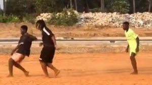 Koundé, como Lamine en Dubai, jugando un ”partidillo” con chicos de Benín