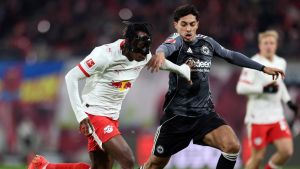 La defensa del Eintracht se lleva las críticas antes de visitar al Barça