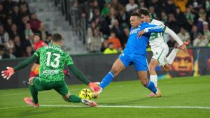 La felicitación de Gavi a Iñaki Peña por sus paradas ante el Real Madrid