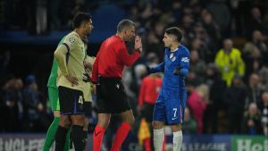 La primera amarilla a Araujo gusta menos que la segunda