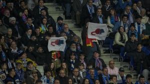 LaLiga denuncia insultos a Joan Garcia y carteles con una rata en el RCDE Stadium
