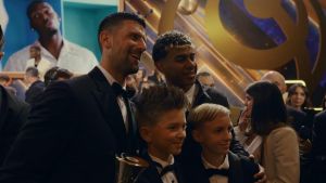 Lamine descubre su viaje a Dubai: gesto con el hijo de Djokovic y elogios de leyendas