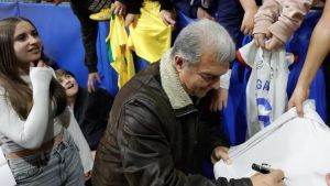 Laporta se da un baño de masas en el partido solidario en favor de los niños de Castelldefels