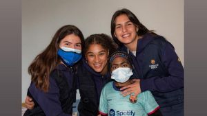Las jugadoras del Barça regalan sonrisas y recuerdos a los niños hospitalizados