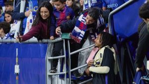 Lo que no se vio del Real Oviedo - Barça: Un cambio de campo polémico, la prohibición de los analistas, el respeto a Cazorla...