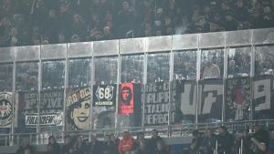 Los seguidores del Eintracht, bajo control y en su sitio