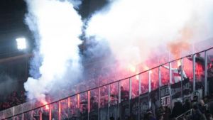 Menos seguidores del Eintracht, pero igual de lamentables: tiraron bengalas y rompieron la valla
