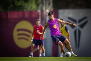 Marc Bernal amplía su contrato con el Barça hasta 2029