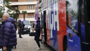 Pasión azulgrana con limitaciones a la llegada del Barça a Santander