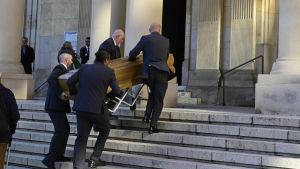 Pleno de personalidades en la emotiva despedida a Carles Villarubí