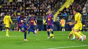 Punterón de Lamine para marcar el 0-2 tras un lío en el área