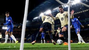 Un Barça borrado en la pizarra y encogido en el césped