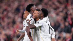 Un doblete de Mbappé mantiene al Madrid a un punto